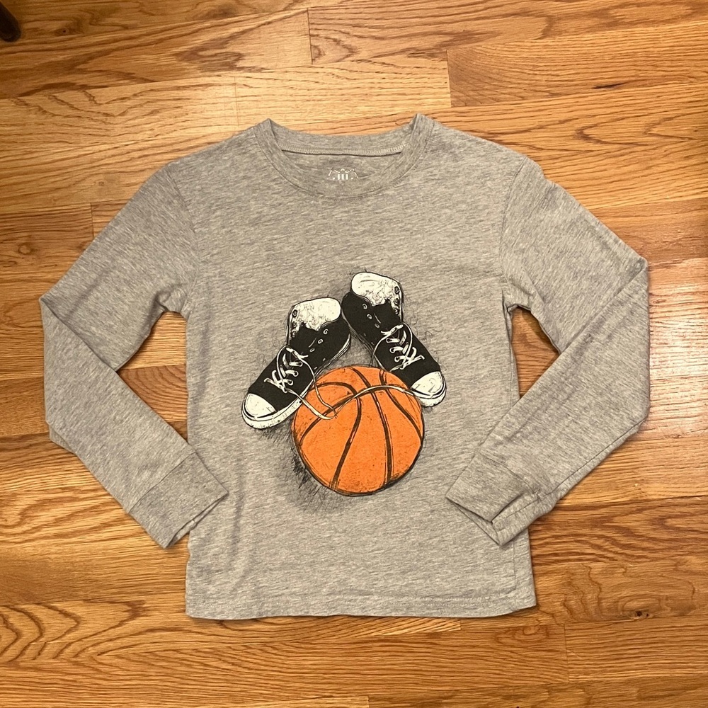 Wes and Willy Kids Size 5 Gray Long Sleeve Tee with Basketball Design